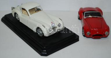 2db autómodell: Jaguar XK 120 cpoupé (1948) talapzatra rögzítve, és egy Cobra /  Model cars