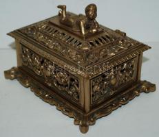 XX. sz eleje: Réz díszdoboz henyélő kisfiút ábrázoló szoborral / Vintage copper box with statuette 1...