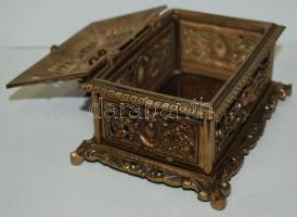 XX. sz eleje: Réz díszdoboz henyélő kisfiút ábrázoló szoborral / Vintage copper box with statuette 1...