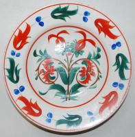cca 1900 Virággal díszített Hollóháza kerámia falitányér, kézzel festett, jelzett (házon a holló), apró lepattogzással, d: 23 cm