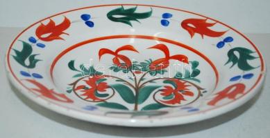 cca 1900 Virággal díszített Hollóháza kerámia falitányér, kézzel festett, jelzett (házon a holló), a...