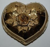 Szív alakú bonbonier, rózsával a tetején, gazdagon díszítve és arany színnel bevonva, hibátlan, m:10 cm, sz: 16 cm