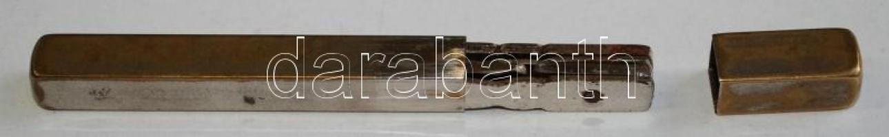 Manikűrös készlet fém tartójában