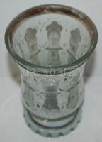 Fehér üveg díszpohár, csiszolt, metszett, 1 mm. csorba a peremen, m:13 cm