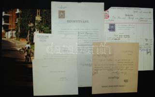 Papírrégiség tétel régi, illetékbélyeggel ellátott okmányokkal, nyomatokkal, fotóval, divatképekkel ...