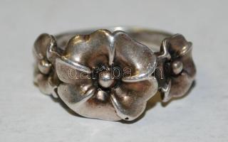 Virágokkal díszített ezüst (Ag) gyűrű /  Silver ring with floral decoration, size: 52, 5,68gr