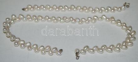 Tenyésztettgyöngy-nyaklánc ferdén fúrt szemekkel, hozzá tartozó karlánccal, mindkettő ezüst (Ag) sze...