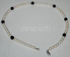 Nyaklánc tenyésztett gyöngyökkel és ónixszal, ezüst (Ag) szerelékkel / 
Cultured pearl and black ony...