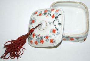 Virágmotívumokkal díszített, aranyozott, jelzett Thomas Bavaria porcelán bonbonniere. Az aranyozás n...