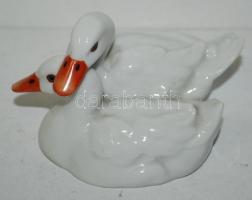 1941 Kézzel festett, jelzett Herendi porcelán kacsapár / 
Herendi hand painted porcelain ducks, 11x8...