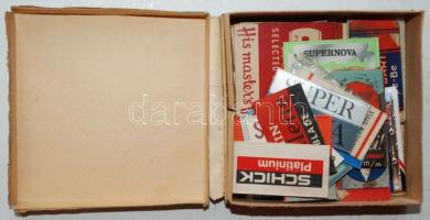 Borotvapenge és papírborítói gyűjtemény