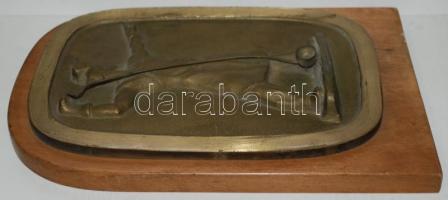 Bronz relief, öntödei munkás, jelzés nélkül, 33×22 cm fa talpazatra erősítve, pálca törött, s:3,74 k...