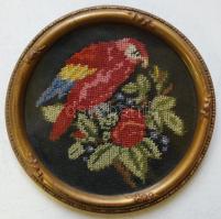 Gobelin madárka, kör alakú szép régi keretben, d:17 cm