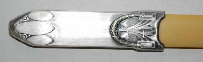 Art-deco ezüstözött alpakka levélvágó, csont vágóval, szép állapotban, h:24 cm