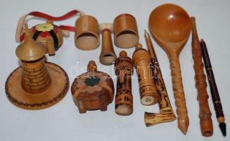 Faragott fa tárgyak: fa toll, mini kulacs, fűszertartó, kanál, összesen 10 darab