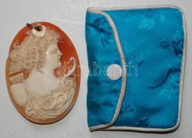 Nagy ovális formájú kagyló camea, antikizáló női büszt ábrázolással, 1930 körül, súly bruttó 17 g, a...