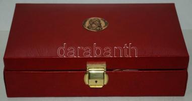 Rengeteg kulcstartó egy műbőr dobozban