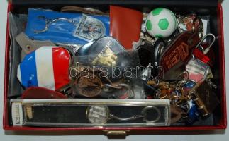 Rengeteg kulcstartó egy műbőr dobozban