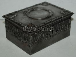 Szecessziós fém ékszerdobozka kulccsal /  Art nouveau metal box with key, 12x9,5x6cm