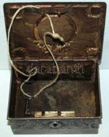 Szecessziós fém ékszerdobozka kulccsal / 
Art nouveau metal box with key, 12x9,5x6cm