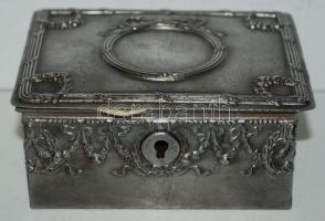 Szecessziós fém ékszerdobozka kulccsal / 
Art nouveau metal box with key, 12x9,5x6cm