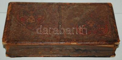 Régi, festett, bőrborítású bridzskártya-tartó dobozka egy csomag Piatnik kártyával Radnainé Szőredi ...