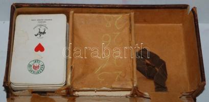 Régi, festett, bőrborítású bridzskártya-tartó dobozka egy csomag Piatnik kártyával Radnainé Szőredi ...