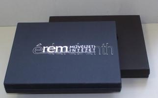 2db Éremtartó kazetta, egyenként 1 kivehető tálcával, 24 férőhellyel 50x50mm, új állapotban, egyik f...