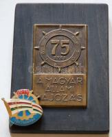 1970. "75 éves a Magyar Állami Hajózás" Br lemezplakett fa talapzaton (85x125mm) T:2 + Magyar Hajózási Rt. 10 éves zománcozott törzsgárda jelvény T:2