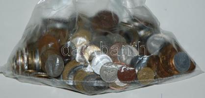 Vegyes világpénz 1,1kg-os súlyban, közte Ag darabok is T:vegyes