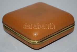 Kaiser összecsukható utazóóra saját műanyag tokjában, jól jár /
Travel watch in plastic case, works ...