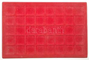 Éremtartó tálca 40db férőhellyel, piros színben