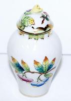 Kézzel festett Victoria-mintás jelzett Herendi porcelán urna vázácska, rózsa alakú fogantyúja sérült / Handpainted Herend porcelain vase with minor fault, 9cm