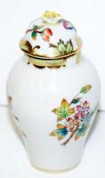 Kézzel festett Victoria-mintás jelzett Herendi porcelán urna vázácska, rózsa alakú fogantyúja sérült...