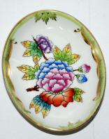 Kézzel festett Victoria-mintás jelzett Herendi porcelán tálka, az aranyozás kissé megkopott, egyébként hibátlan állapotú / Little handpainted Herendi porcelain plate, flawless condition with somewhat worn gold plating, 10x7,5cm