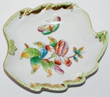 Kézzel festett levél alakú Victoria-mintás jelzett Herendi porcelán tálka, az aranyozás kissé megkopott, egyébként hibátlan állapotú / Little handpainted Herendi porcelain plate, flawless condition with somewhat worn gold plating, 12x10cm