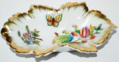 Kézzel festett levél alakú Victoria-mintás jelzett Herendi porcelán tálka, az aranyozás kissé megkopott, egyébként hibátlan állapotú / Little handpainted Herendi porcelain plate, flawless condition with somewhat worn gold plating, 15x9x3cm