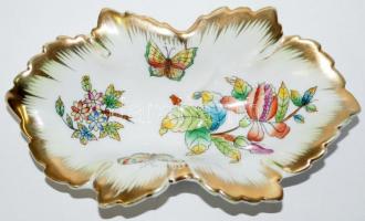 Kézzel festett levél alakú Victoria-mintás jelzett Herendi porcelán tálka, az aranyozás kissé megkop...