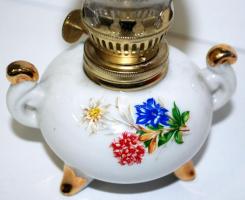 Régi kis matricás díszítésű aranyozott jelzett Liezen porcelán petróleumlámpa / 
Vintage Liezen porc...