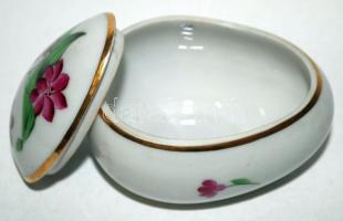 1940 Kézzel festett virágokkal díszített jelzett kis tojás alakú Herendi ékszeresdobozka, hibátlan á...