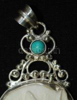Kézzel faragott csontmedál ezüst (Ag) keretben türkizzel / 
Hand carved bone medallion with turquois...