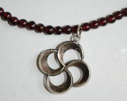 Régi kétsoros gránát nyaklánc ezüst (Ag) medállal és szerelékkel / 
Vintage double line garnet neckl...