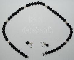 Ónix és tenyésztett gyöngy nyaklánc hozzá tartozó fülbevaló párral, ezüst (Ag) szerelékkel /  Onyx and cultured pearl necklace with earrings and silver accessories, 48cm, 3,5cm