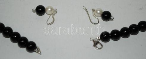 Ónix és tenyésztett gyöngy nyaklánc hozzá tartozó fülbevaló párral, ezüst (Ag) szerelékkel / 
Onyx a...