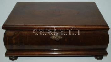 cca 1900 Intarziás fadoboz kulccsal, párnázott béléssel, szép állapotban / 
Wooden box with marquetr...