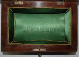 cca 1900 Intarziás fadoboz kulccsal, párnázott béléssel, szép állapotban / 
Wooden box with marquetr...