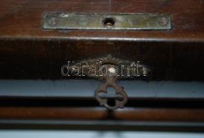 cca 1900 Intarziás fadoboz kulccsal, párnázott béléssel, szép állapotban / 
Wooden box with marquetr...