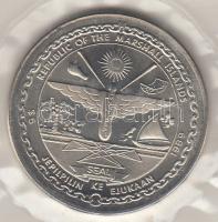 Marshall-szigetek 1989. 5$ "Első ember a Holdon" díszkiadásban T:BU Marshall-Islands 1989. 5 Dollar "First Men on the Moon" commemorative issue T:BU