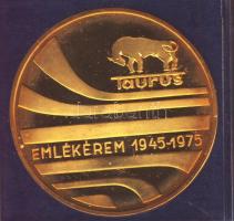 1975. "Taurus Emlékérem 1945-1975 / Alapítva 1882" Gumiipari Vállalat aranyozott fém emlékverete eredeti plasztiktokban T:PP