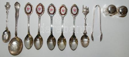 Kis ezüstözött konyhai tétel: 5db díszkanálka 2db sótartó, 1db cukorcsipesz, 2db holland szuvenírkanál, és egy alpakka díszkanál /  Little silver plated cutlery lot with one nickel silver spoon